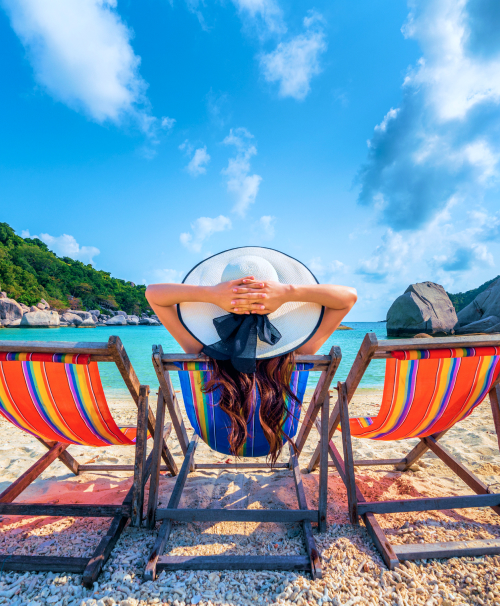 mulher descansando em uma praia