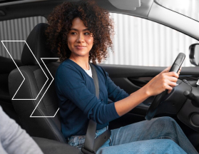 foto de uma mulher dentro de um carro com a mãos no volante